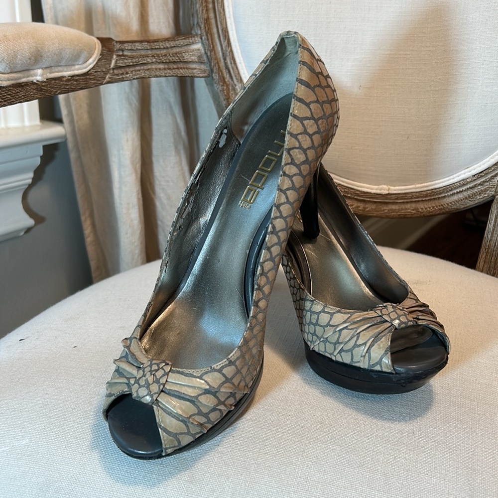 Moda Spana Tan/Grey Black Snake Print Peep Toe High Heel Platform Pumps. Size 10